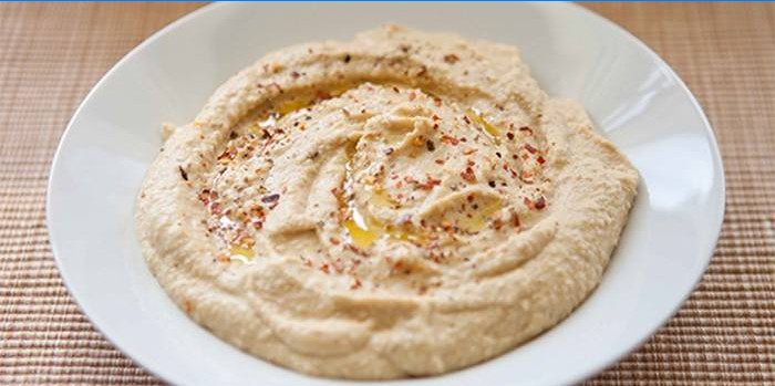 Kikkererwten Hummus op een bord