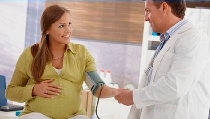 Zwangere vrouw op afspraak van de arts