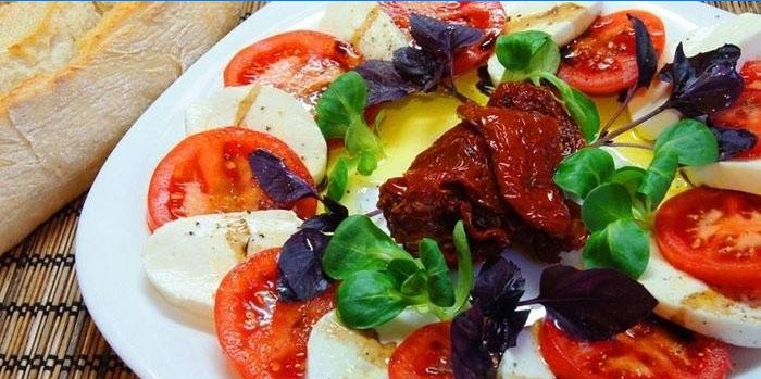 Caprese salade met zongedroogde tomaten