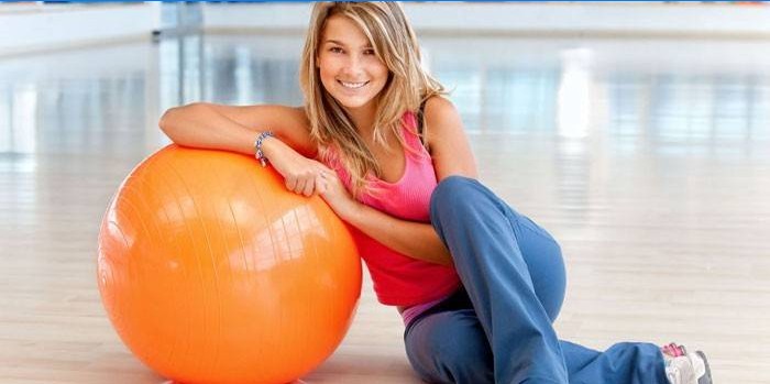 Meisje met een fitball