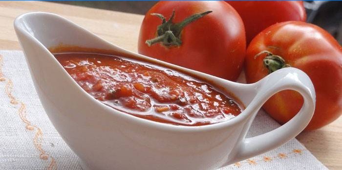 Tomatensaus in een juskom