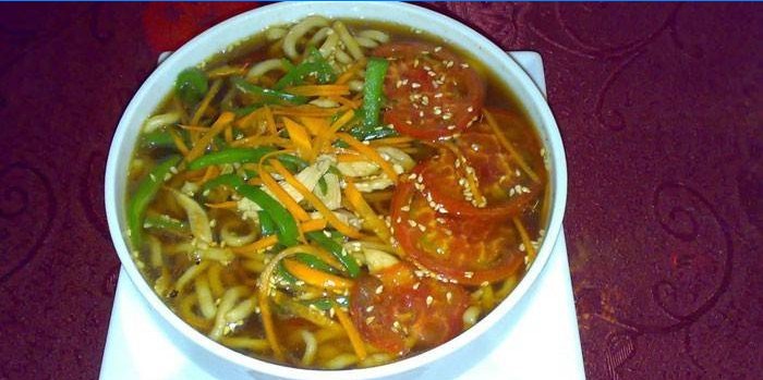 Chinese soep met groenten en noedels