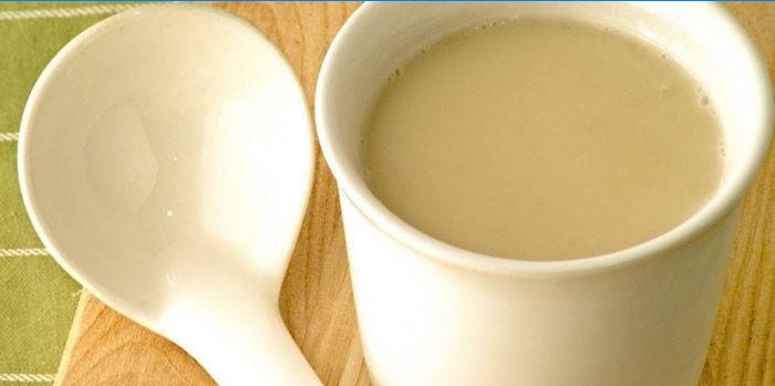 Kant-en-klare melk in een kopje