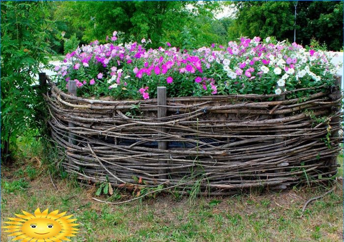 Wat kun je een hek maken voor een bloembed: foto-ideeën