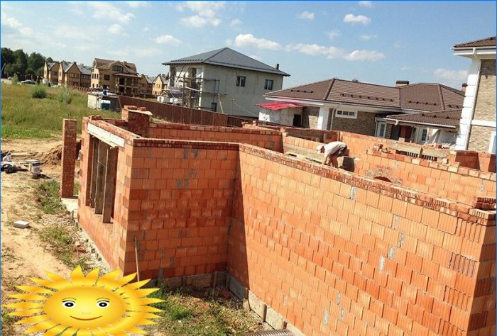 Een huis bouwen van keramische blokken