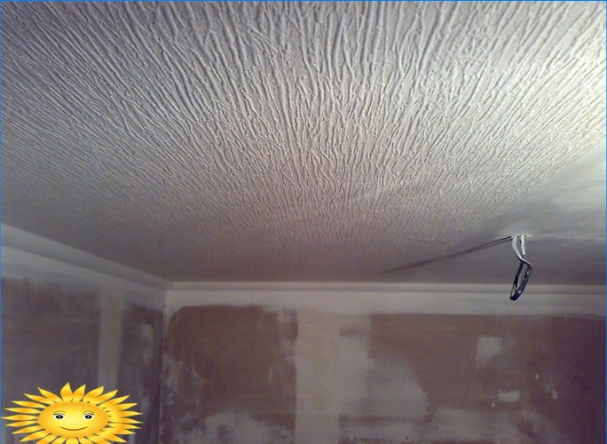 Hoe een plafond te schilderen of te behangen zonder een trapladder