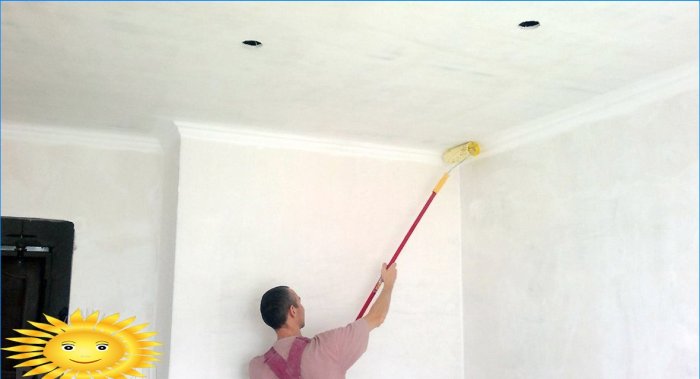 Hoe een plafond te schilderen of te behangen zonder een trapladder