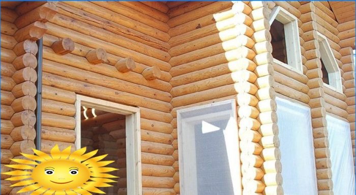 Installatie van kunststof PVC-ramen in een houten huis
