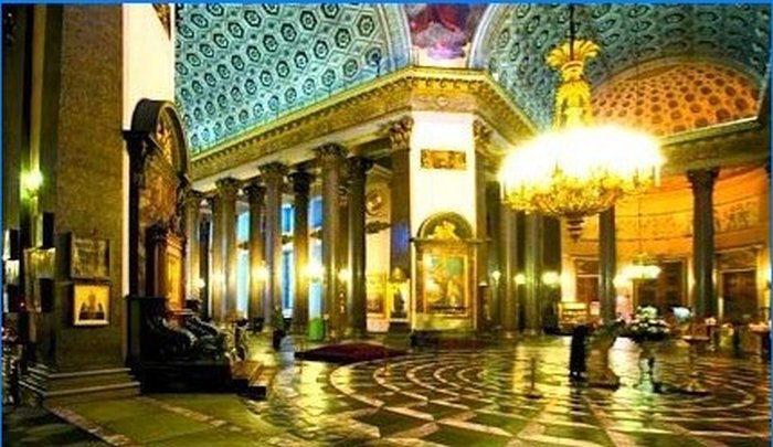 De belangrijkste tempel van St. Petersburg - Kazankathedraal