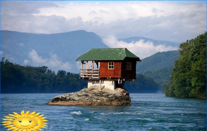 Eenzaam huis aan de rivier in Tara National Park, Servië