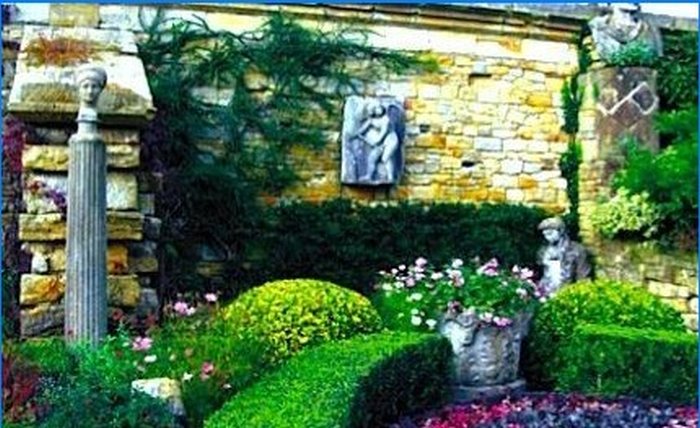 Italiaanse tuin met antieke sculpturen en terras