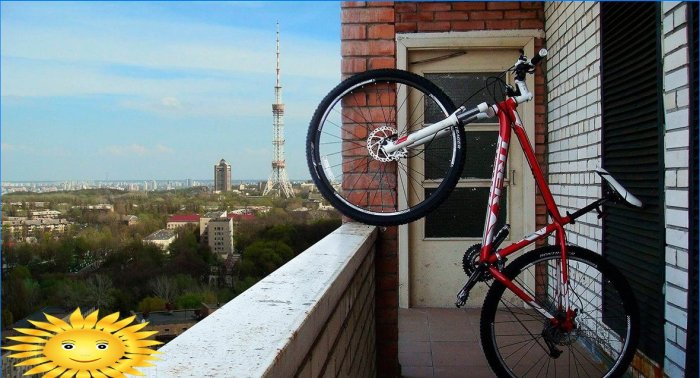 Hoe u een fiets en andere sportuitrusting in een appartement opbergt