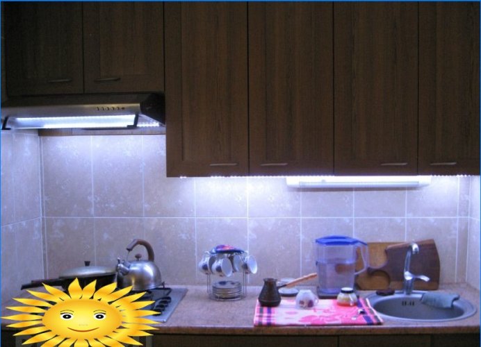Organisatie van LED-verlichting van de werkruimte in de keuken
