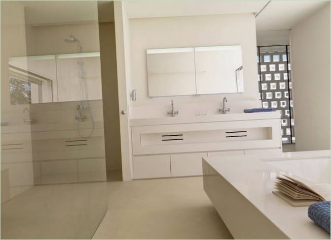 Een witte, minimalistische badkamer