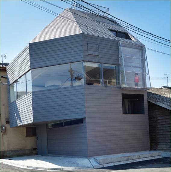 De gevel van een ongewoon huis in Matsubara