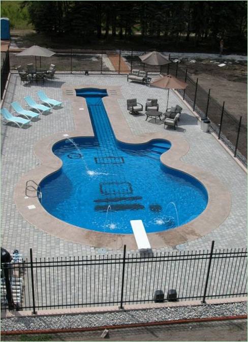Algemeen beeld van een zwembad in de vorm van een gitaar