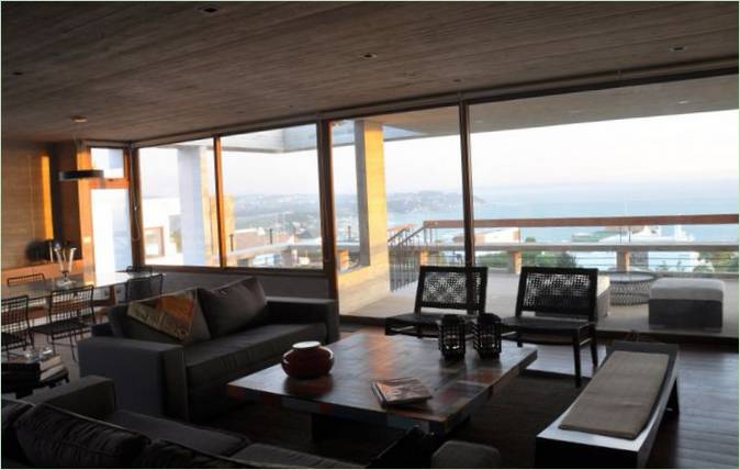 Een villa van twee verdiepingen met panoramische ramen aan de Pacifische kust van Chili