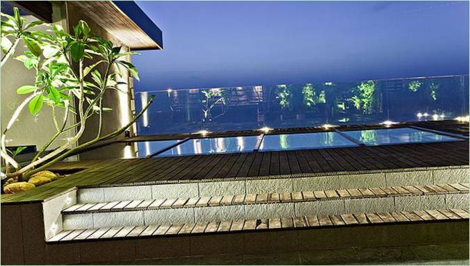 Het zwembadterras van het elegante penthouse Sea Facing in India