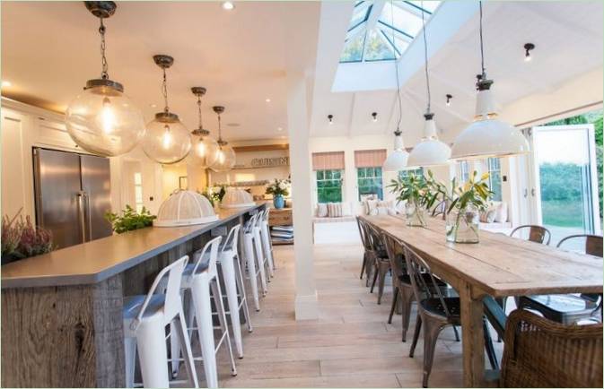 Pendelverlichting boven eettafel en bar in landhuis Sidlesham in Engeland