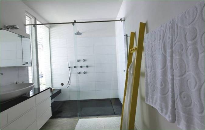 Helder badkamerinterieur in Ramat Hen Residence
