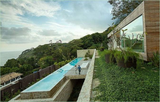 Met uitzicht op het zwembad van een landhuis in Brazilië