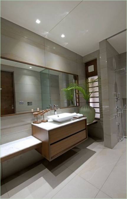 Grote spiegel in badkamerinterieur