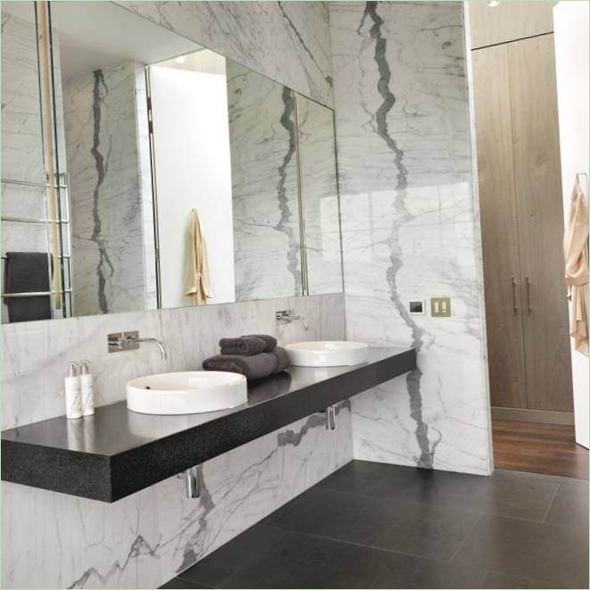 Marmeren wandafwerking in de badkamer van een huis in Engeland