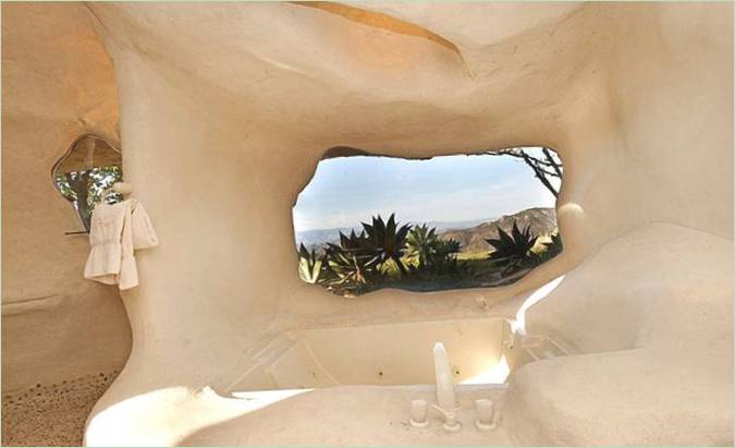 De wasruimte van het Flintstone Cavern House in Malibu