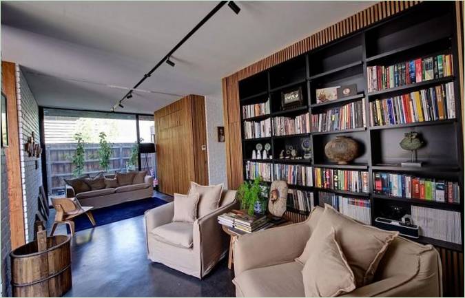Een woonkamer met een bibliotheek