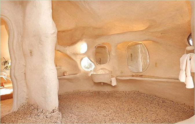 Badkamer van de Flintstone grotwoning in Malibu