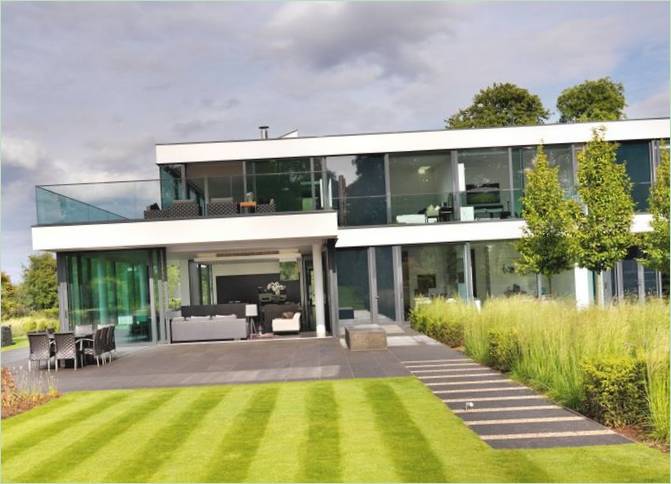 Het luxueuze terras van het huis in Engeland