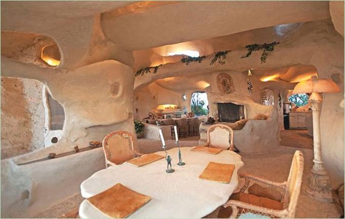 De eetkamer van het Flintstone Cavern House in Malibu