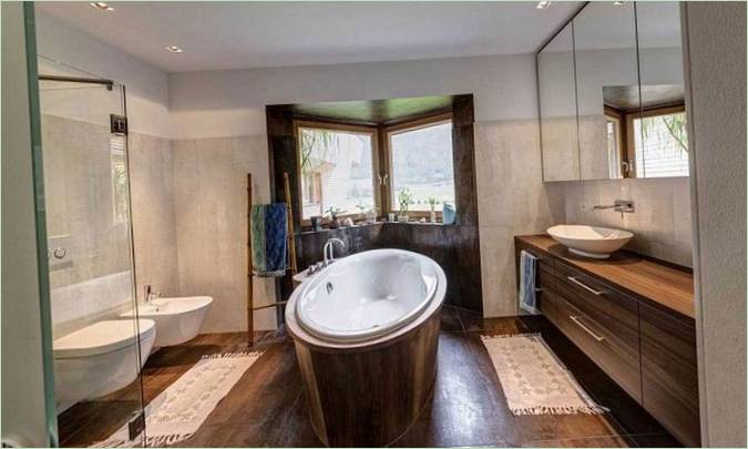 Ongewoon gevormde badkamer in Brunner House