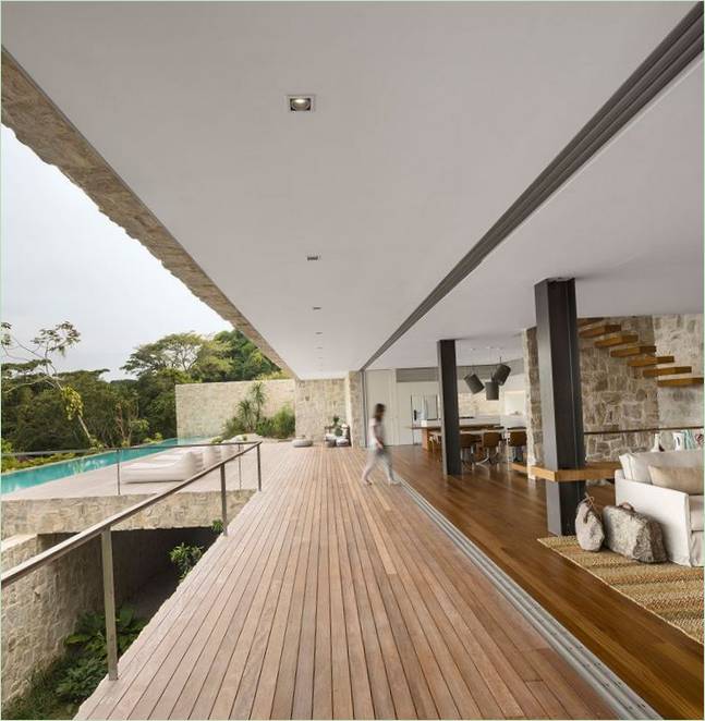 Het zwembadterras van een landhuis in Brazilië