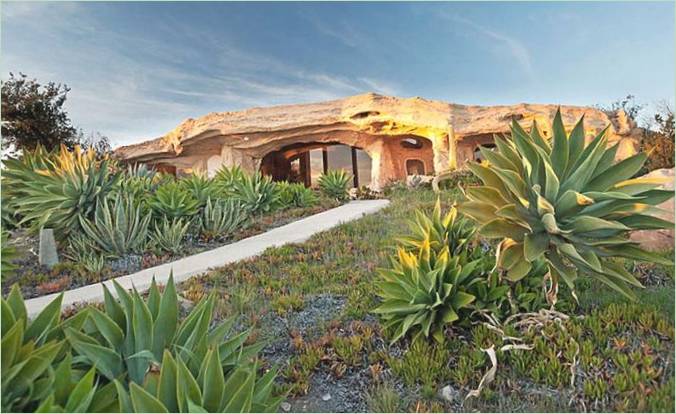 Tuinarchitectuur in Malibu's Flintstone Cavern Home