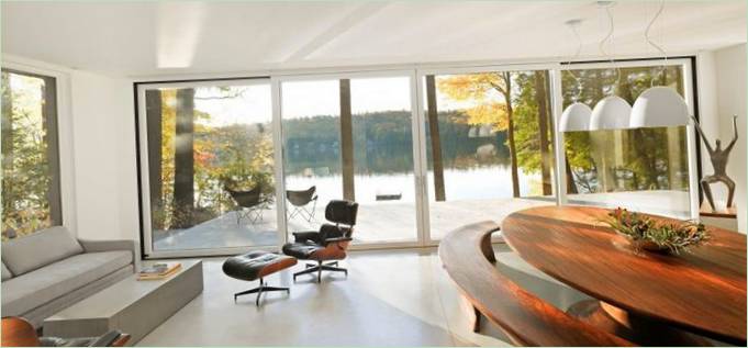 Cantilever Lake House moderne inrichting