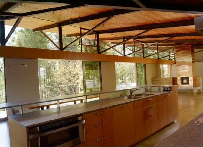 Interieur van een keuken in het bos van Sonoma Mountain House
