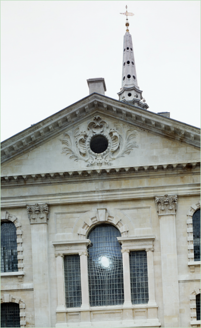 Een vervormd raam in St. Martin's Church, Londen. Uitzicht vanaf de straat