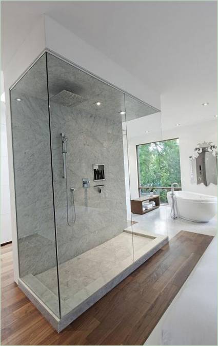 Marmeren douche in een witte badkamer
