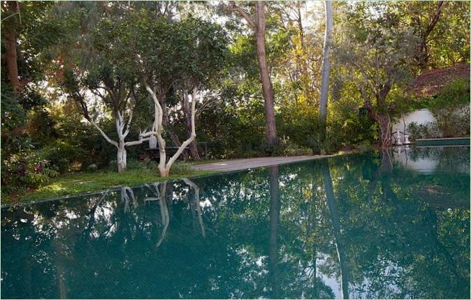 Een luxueus zwembad in een privé binnenplaats