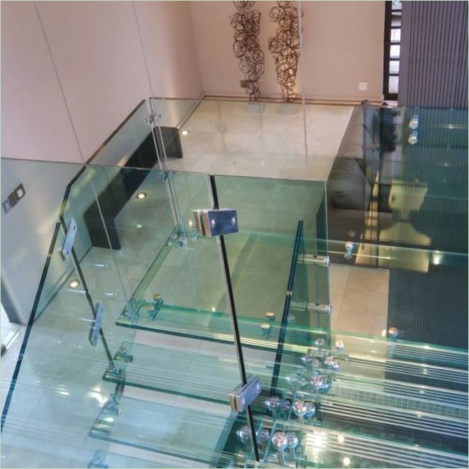 Glazen trap naar de eerste verdieping
