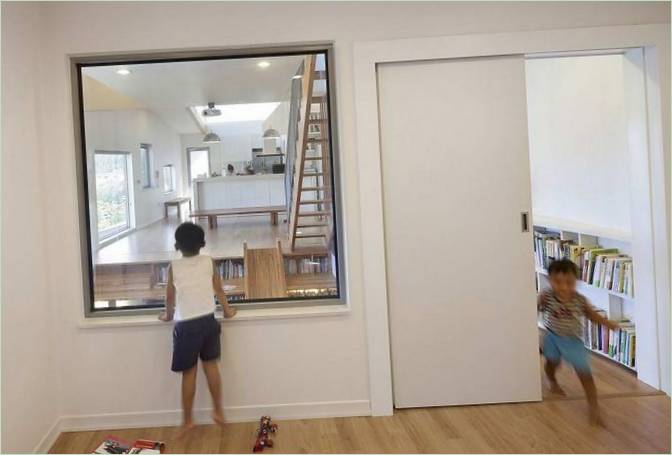 Door de ramen kunnen ouders hun kinderen zien spelen