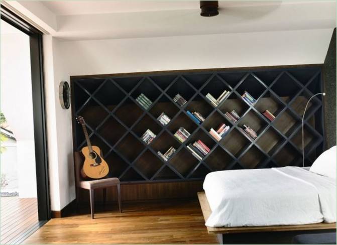 Het ontwerp van een van de slaapkamers met ruitvormige planken voor boeken