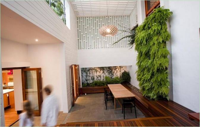 Een ongewone groene muur van planten op de binnenplaats