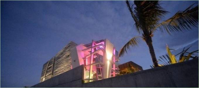Originele roze verlichting van het gebouw bij nacht