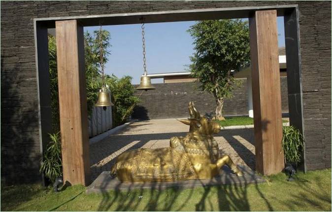 Gouden koe sculptuur voor het PA House ontwerp