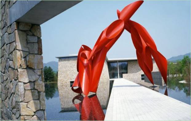 Kunstmatig vijverontwerp: Archway rood beeldhouwwerk