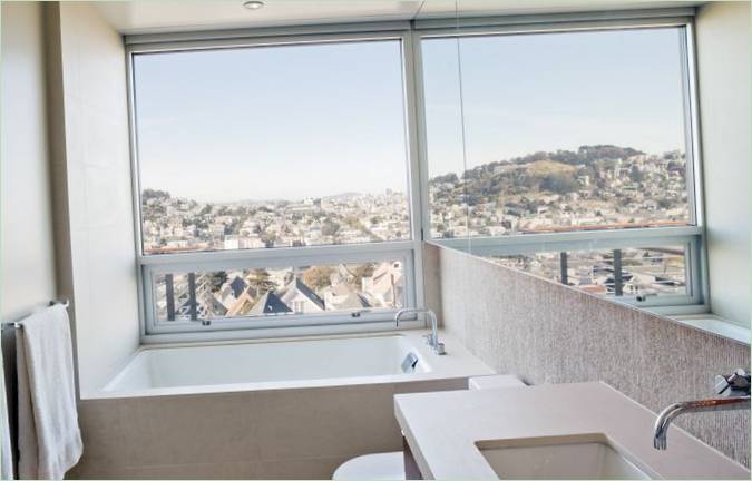 Badkamer met panoramisch uitzicht op de stad