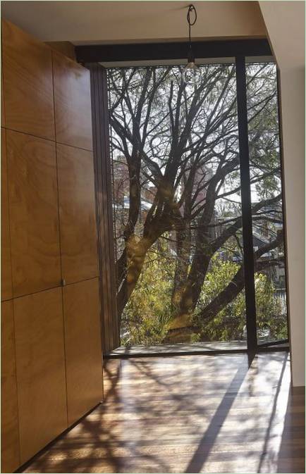 Een glazen wand in een Japans esdoornhuis in Australië