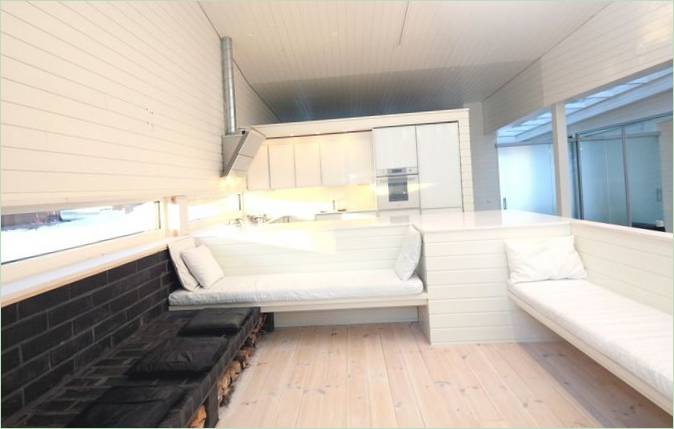 De woonkamer van een modern boshuis in Finland